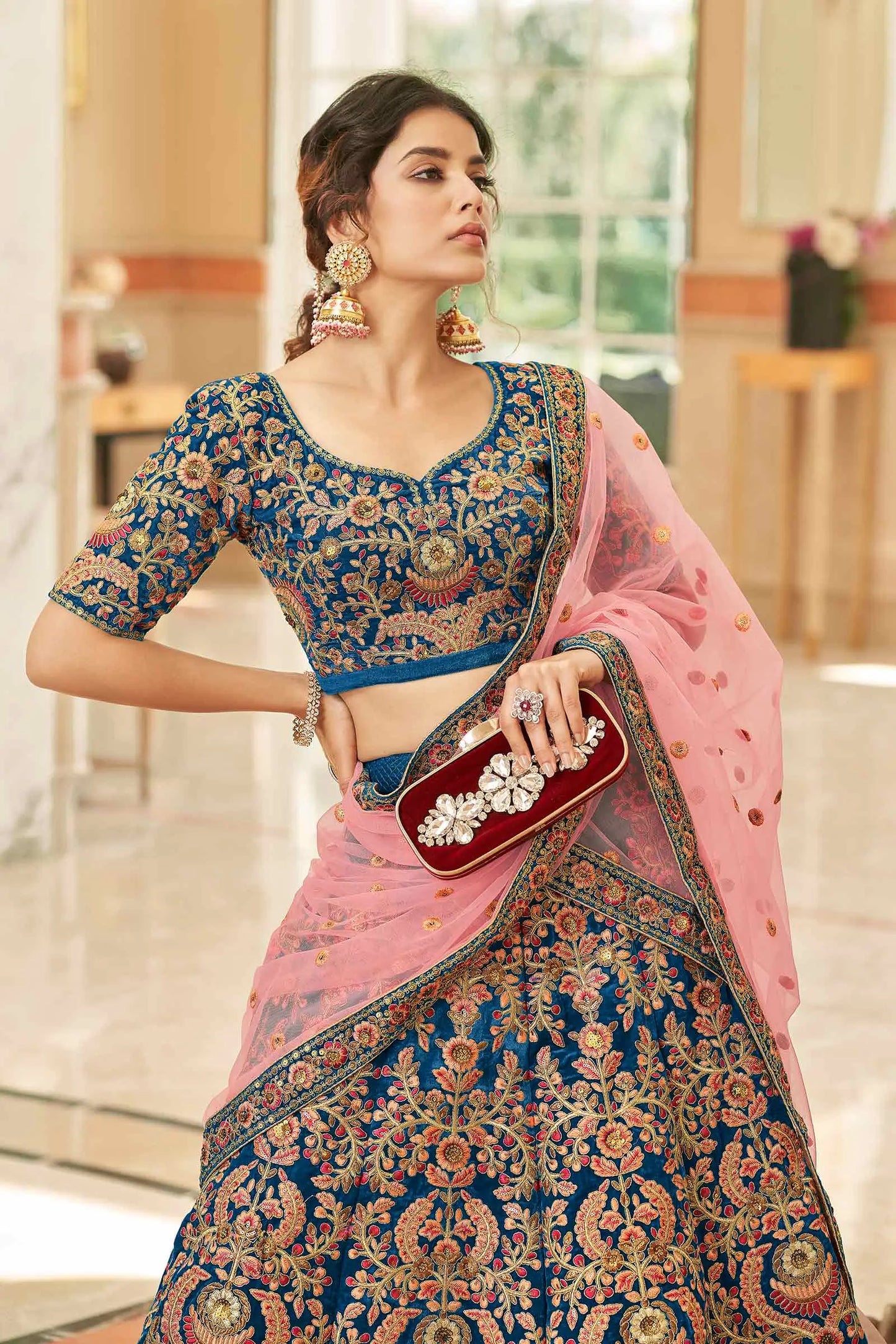 Lehenga choli en velours bleu avec travail de broderie au fil, dori, zari et sequins COLLECTION KAMYA