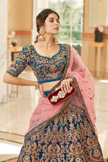 Lehenga choli en velours bleu avec travail de broderie au fil, dori, zari et sequins COLLECTION KAMYA
