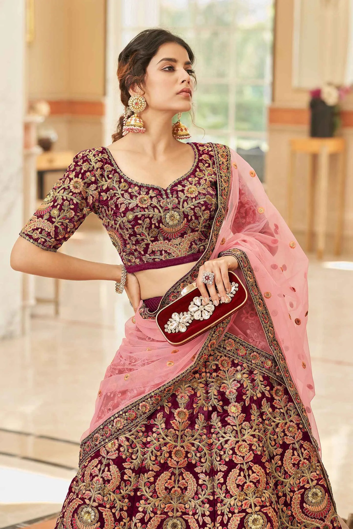 Lehenga choli en velours bordeaux orné de broderies au fil, dori, zari et sequins COLLECTION KAMYA