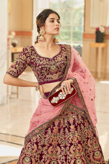 Lehenga choli en velours bordeaux orné de broderies au fil, dori, zari et sequins COLLECTION KAMYA