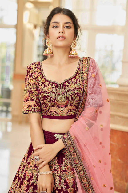 Lehenga choli en velours bordeaux orné de broderies au fil, dori, zari et sequins COLLECTION KAMYA