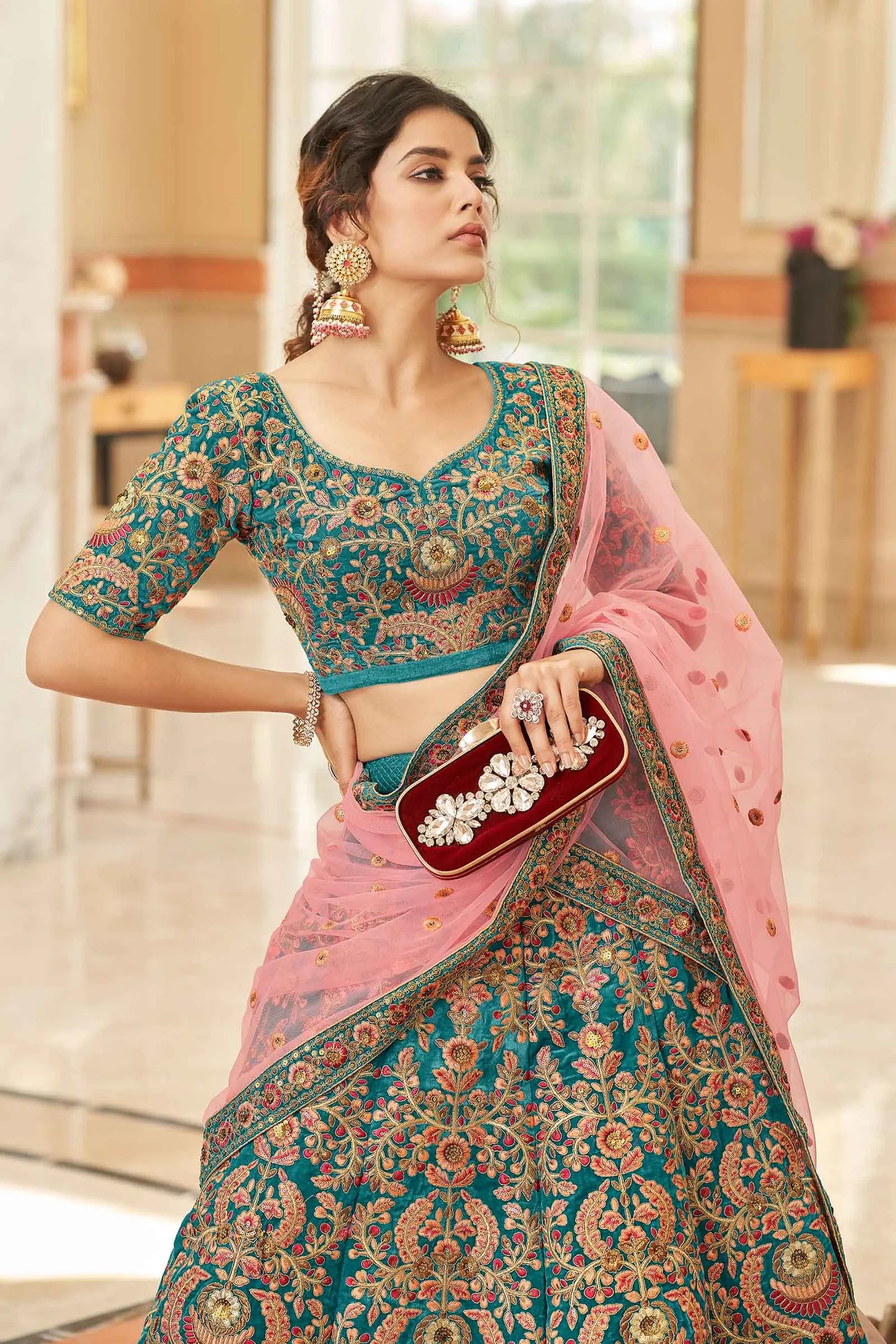Lehenga Choli en Velours Bleu-vert avec Broderie en Fil, Dori, Zari et Sequins COLLECTION KAMYA