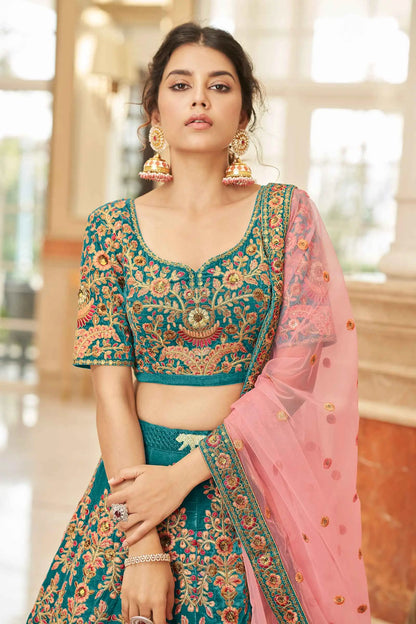 Lehenga Choli en Velours Bleu-vert avec Broderie en Fil, Dori, Zari et Sequins COLLECTION KAMYA