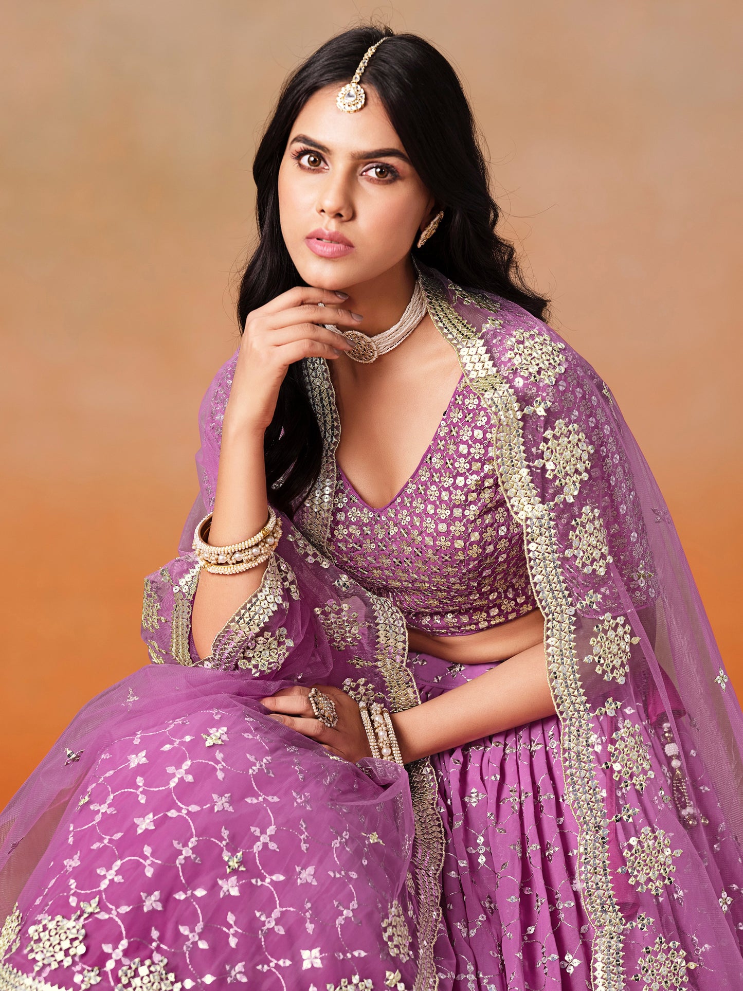 Rosa 3-teiliges Lehenga-Jacken-Set (Koti) mit Stickdetails