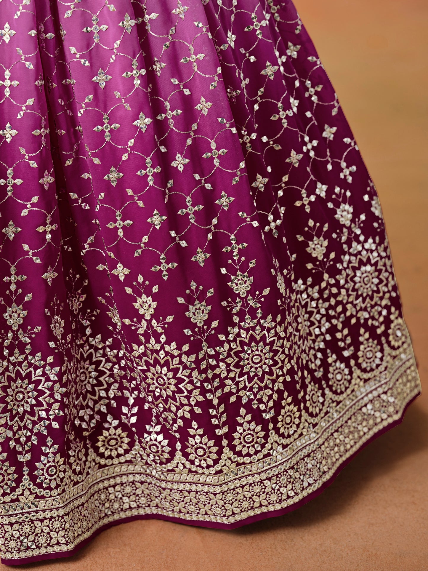 Rosa 3-teiliges Lehenga-Jacken-Set (Koti) mit Stickdetails