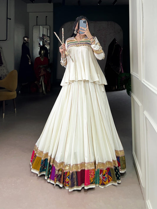 Eleganter rosa-grauer Braut-Lehenga mit Zarkan-Stickerei und Pailletten