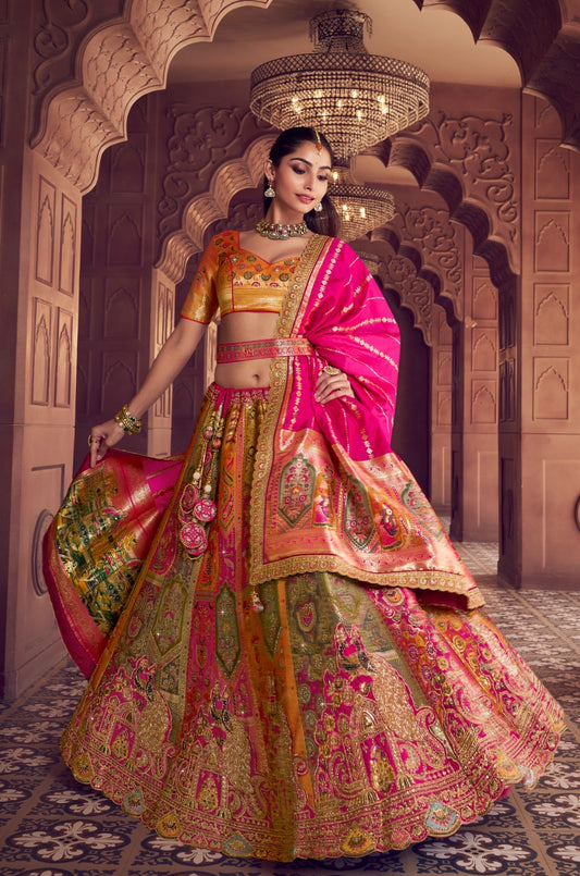 Lehenga de mariée jaune doré, rose fuchsia en soie Banarasi premium, broderies Swarovski, sequins, ceinture et pochette COLLECTION AMYRA