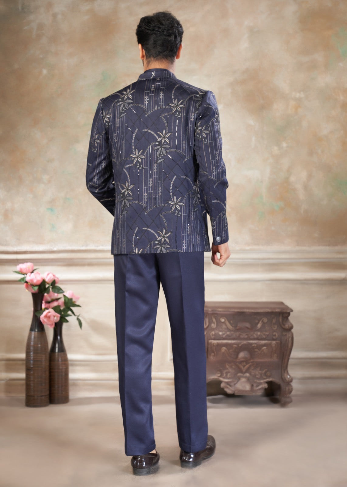 Ensemble Homme Costume Jodhpuri Bleu Marine Détails brillants Avec Poche Sur Veste Haut de Gamme en Terry Rayon, Broderies et Sequins COLLECTION KANWAR