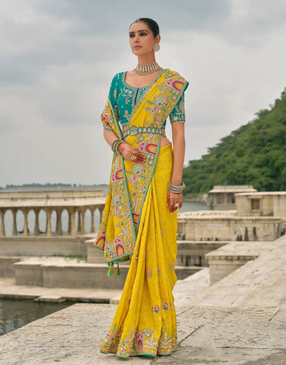 Sari jaune et turquoise en jacquard de viscose avec broderie, perles, khatli et travail de tissage zari