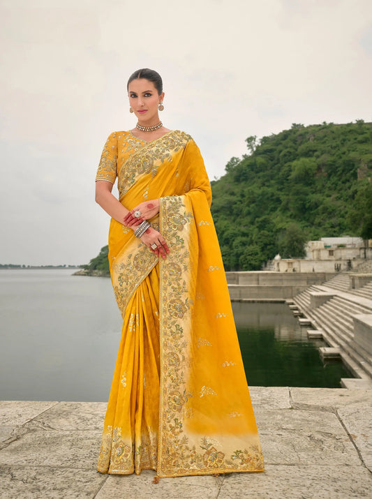 Sari jaune en jacquard de viscose avec broderie, perles, khatli et travail de tissage zari