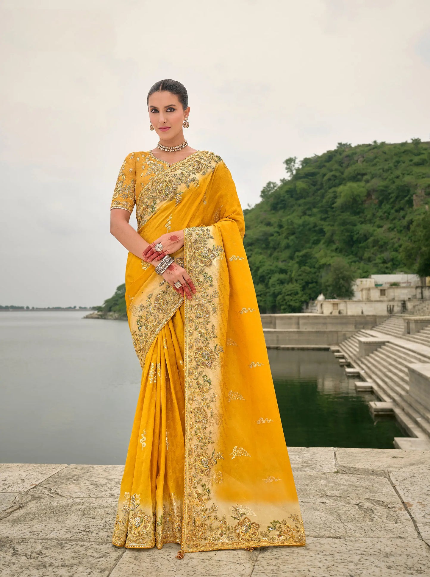 Sari jaune en jacquard de viscose avec broderie, perles, khatli et travail de tissage zari