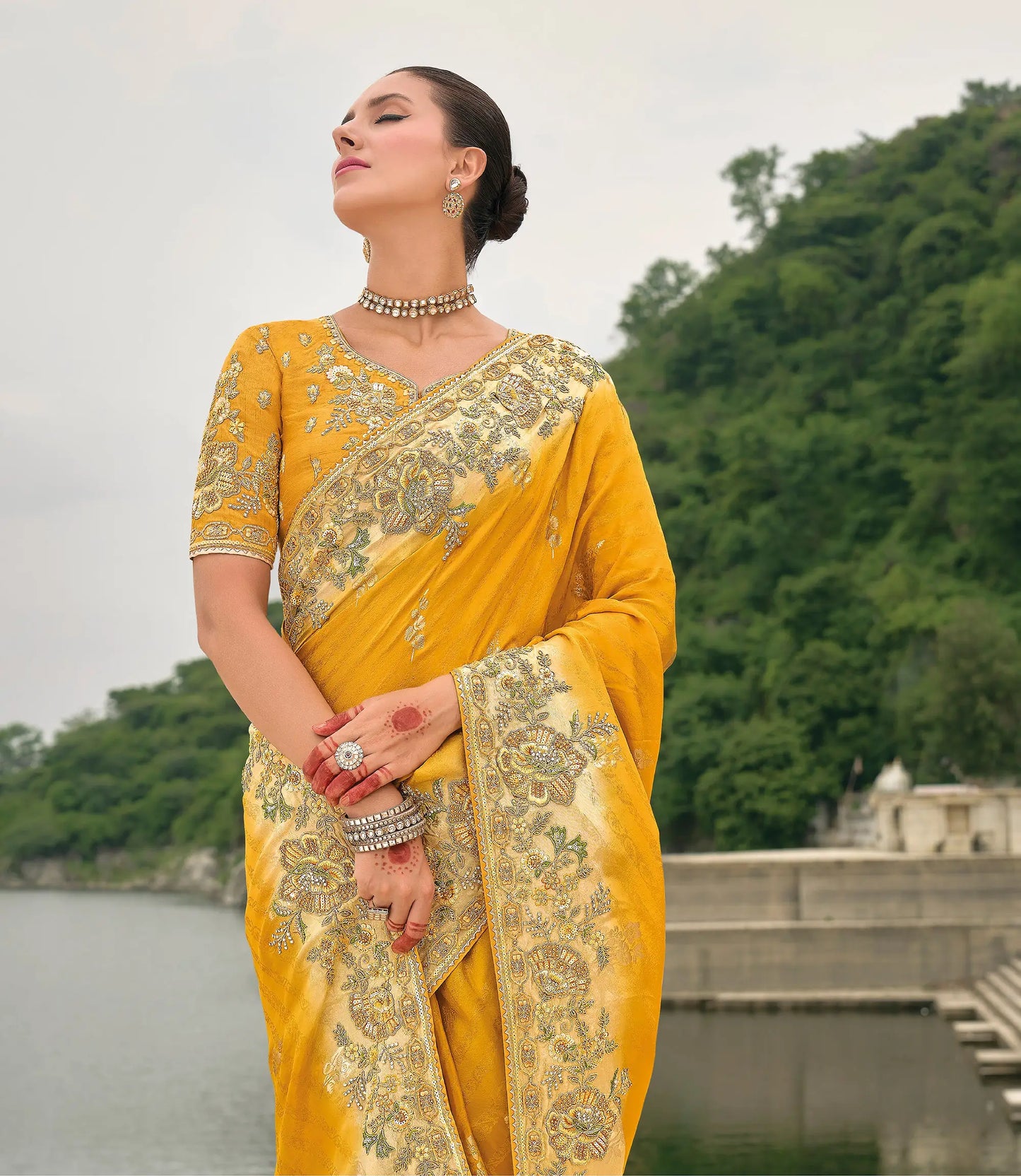 Sari jaune en jacquard de viscose avec broderie, perles, khatli et travail de tissage zari