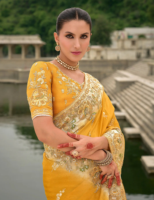 Sari jaune en jacquard de viscose avec broderie, perles, khatli et travail de tissage zari