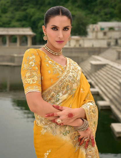 Sari jaune en jacquard de viscose avec broderie, perles, khatli et travail de tissage zari