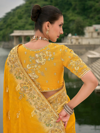 Sari jaune en jacquard de viscose avec broderie, perles, khatli et travail de tissage zari