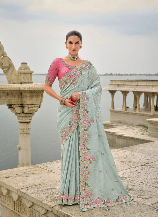 Sari bleu ciel en jacquard de viscose avec broderie, perles, khatli et travail de tissage zari