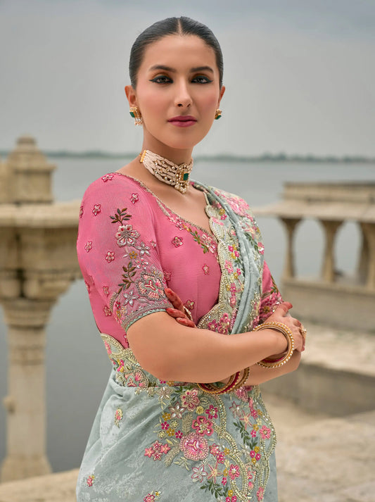 Sari bleu ciel en jacquard de viscose avec broderie, perles, khatli et travail de tissage zari