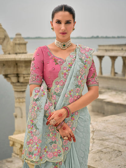 Sari bleu ciel en jacquard de viscose avec broderie, perles, khatli et travail de tissage zari