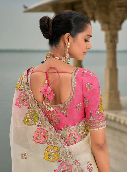 Sari gris pastel en jacquard de viscose avec broderie, perles, khatli et travail de tissage zari