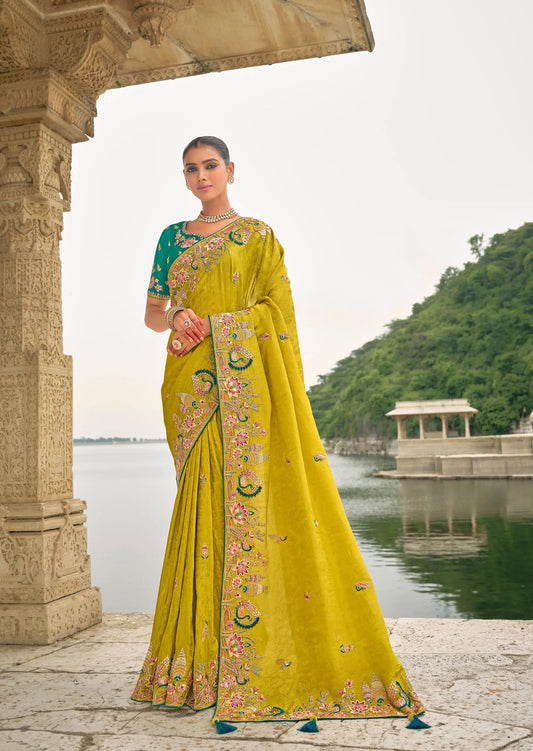 Sari jaune or en jacquard de viscose avec broderie, perles, khatli et travail de tissage zari