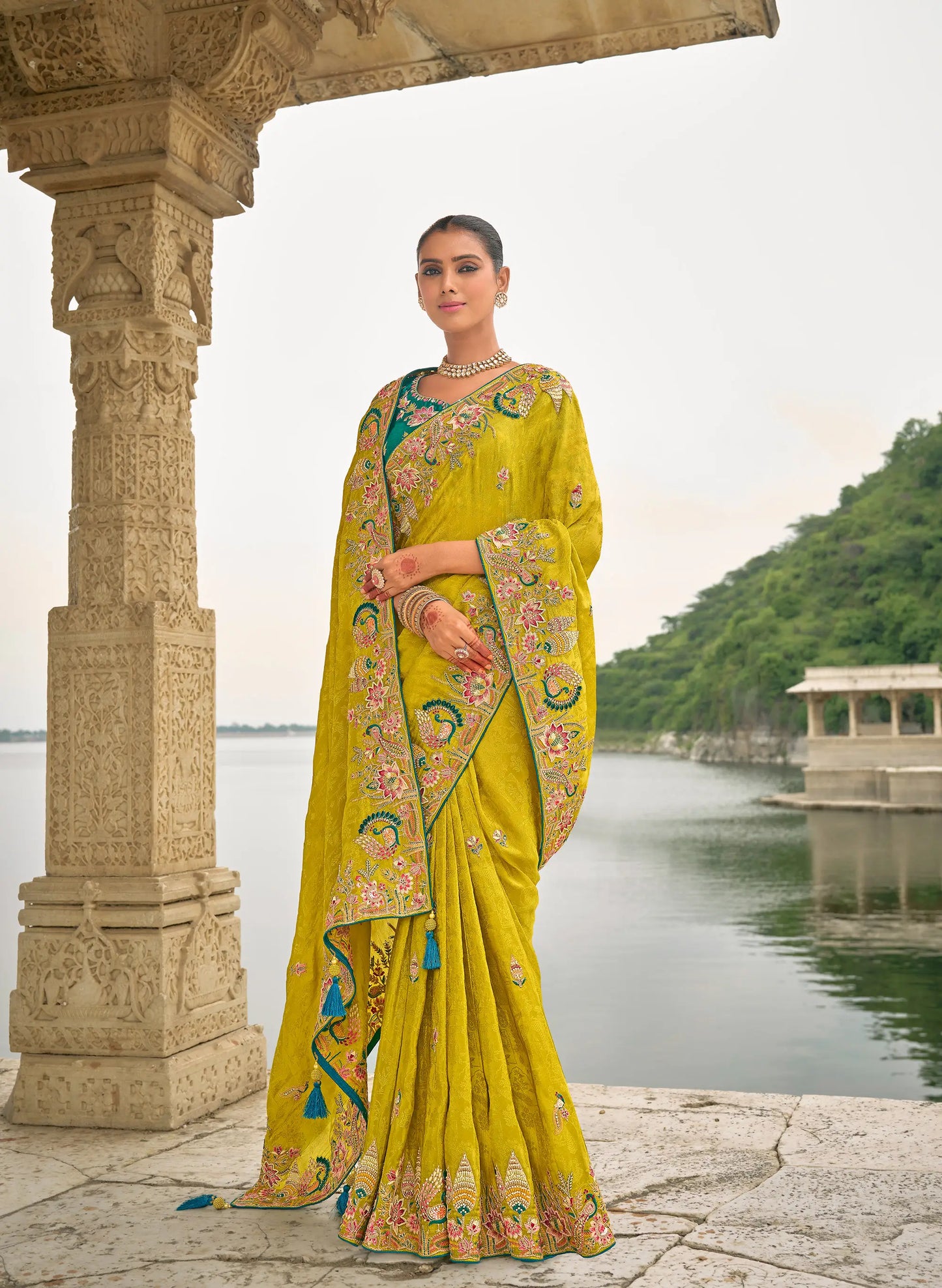 Sari jaune or en jacquard de viscose avec broderie, perles, khatli et travail de tissage zari