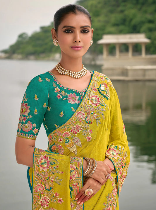 Sari jaune or en jacquard de viscose avec broderie, perles, khatli et travail de tissage zari
