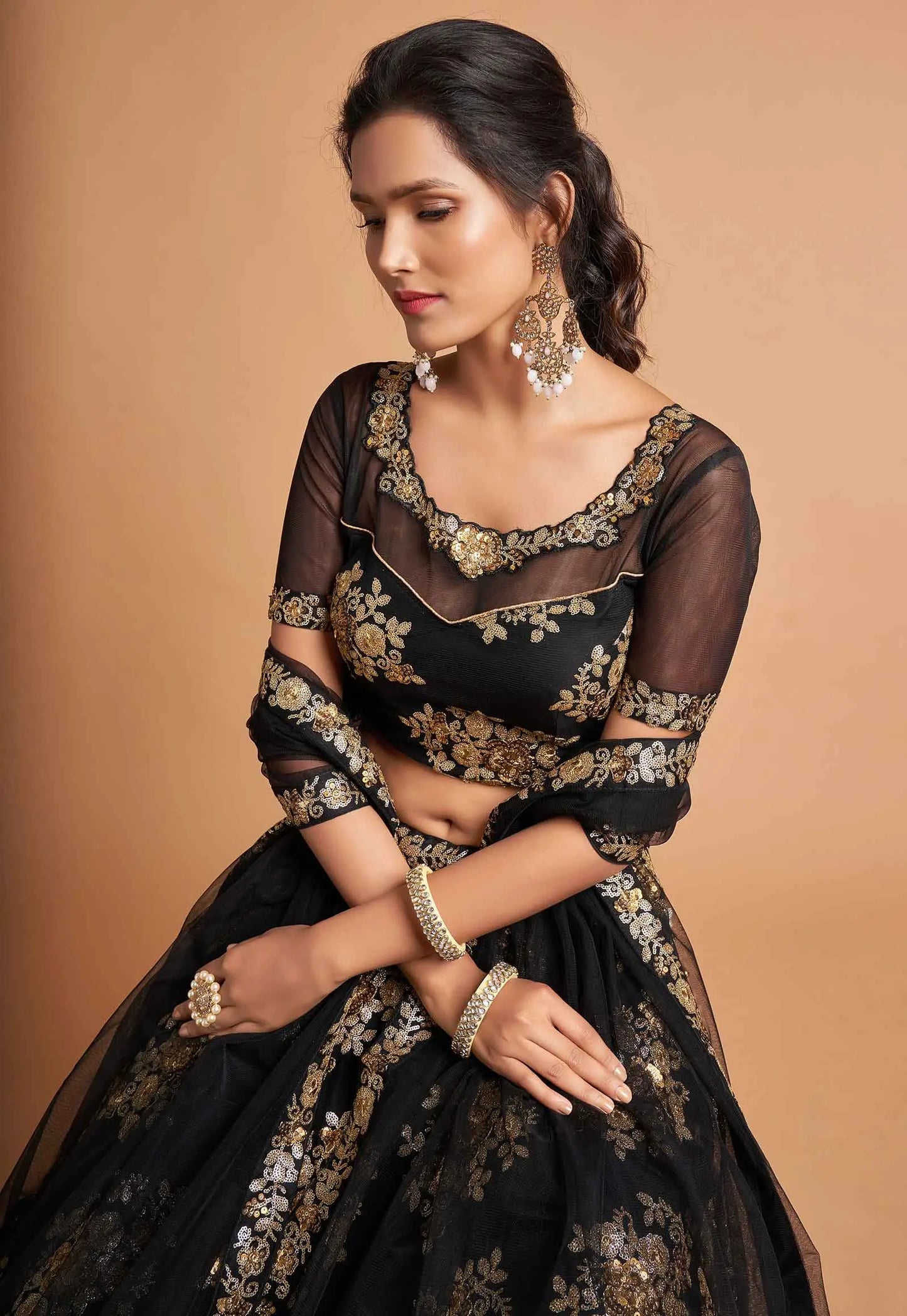 Lehenga en filet doux noir avec broderie Zari et sequins multiples