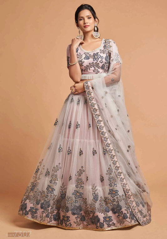 Lehenga rose-gris en filet doux avec broderie de fil, zari, dori et sequins