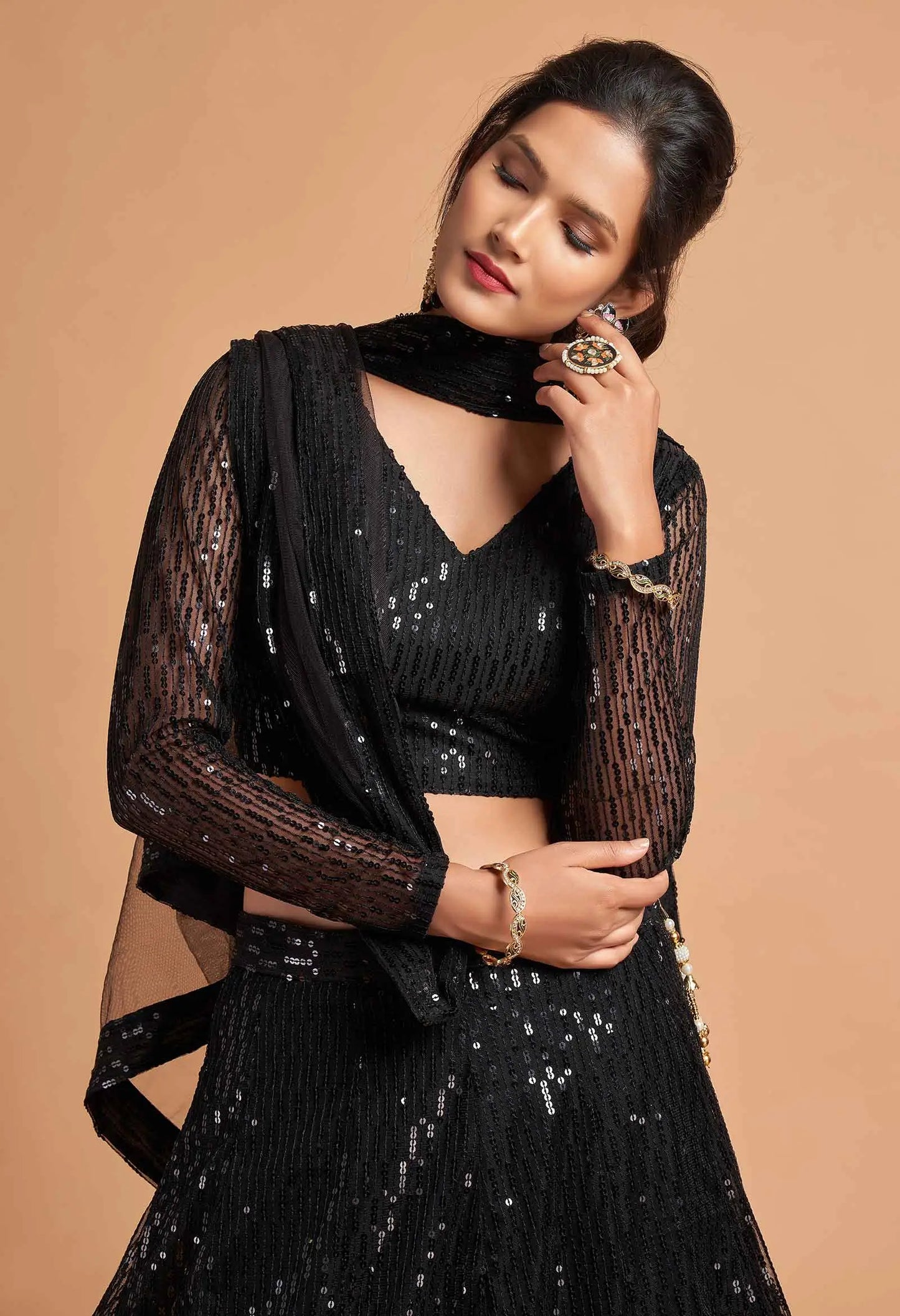 Lehenga choli noir en filet doux avec broderie en fil et multiples sequins