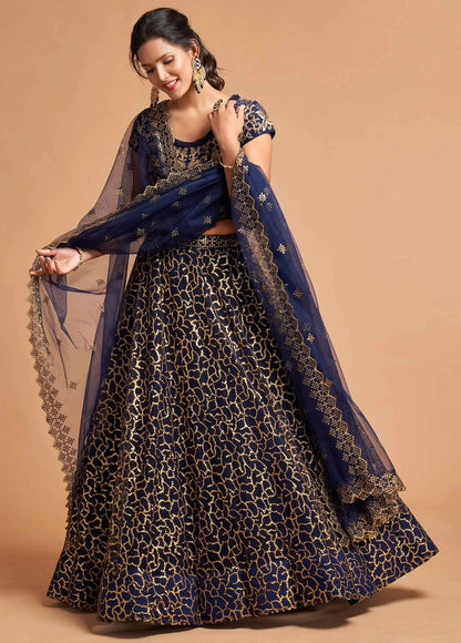 Lehenga bleu marine en filet doux avec broderie en zari, badla, dori et fil
