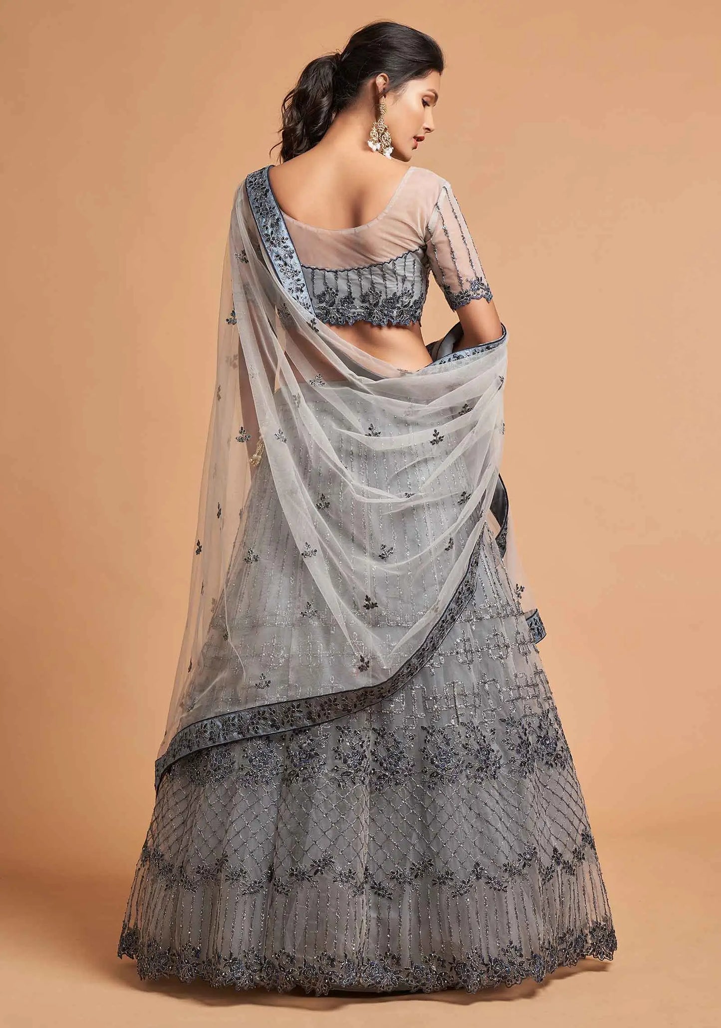 Lehenga en filet doux gris fumé avec broderies en zari, badla, dori et fil