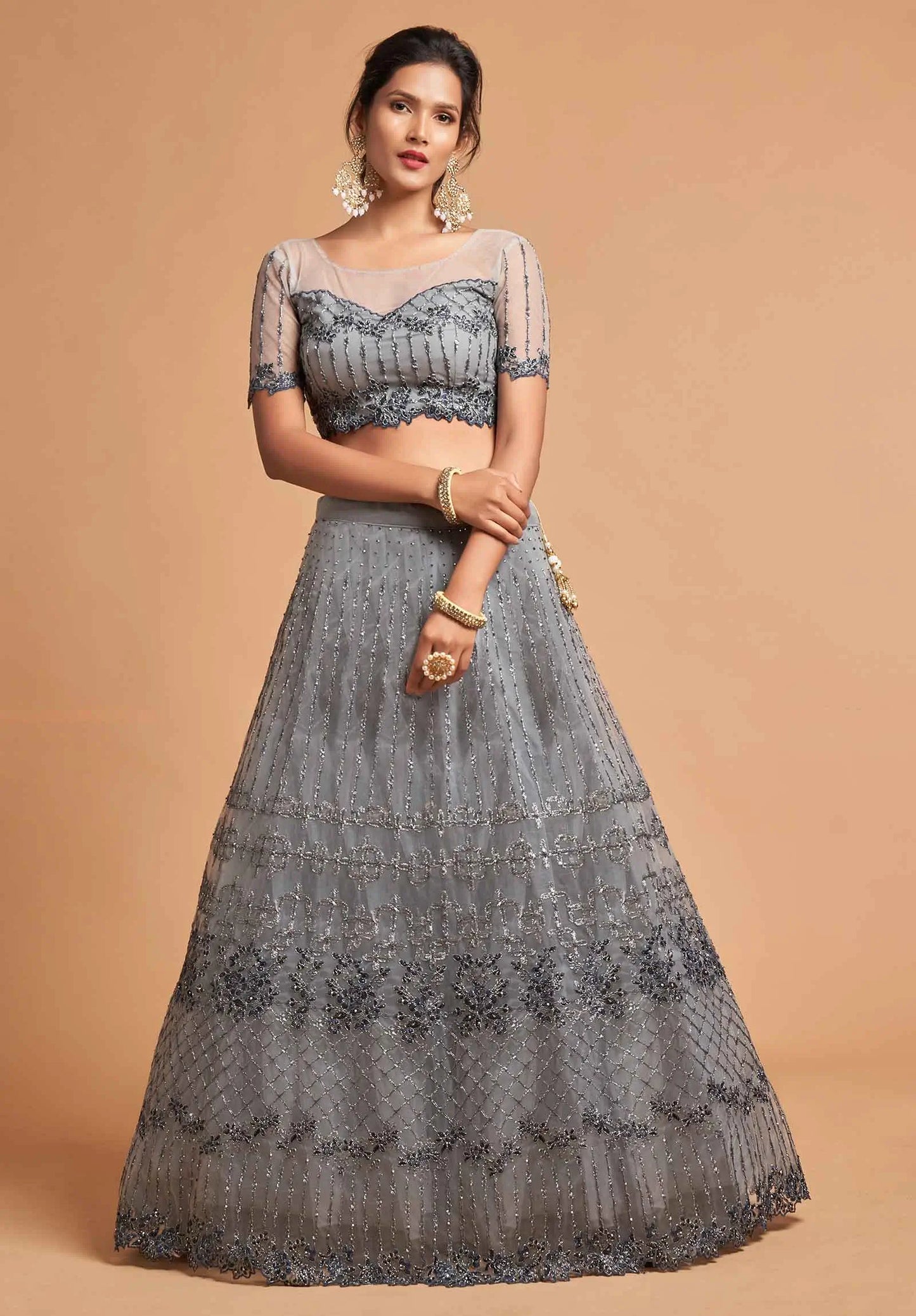 Lehenga en filet doux gris fumé avec broderies en zari, badla, dori et fil