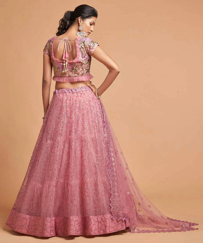 Lehenga en filet doux rose clair poudré avec broderies en zari, badla, dori et fil.