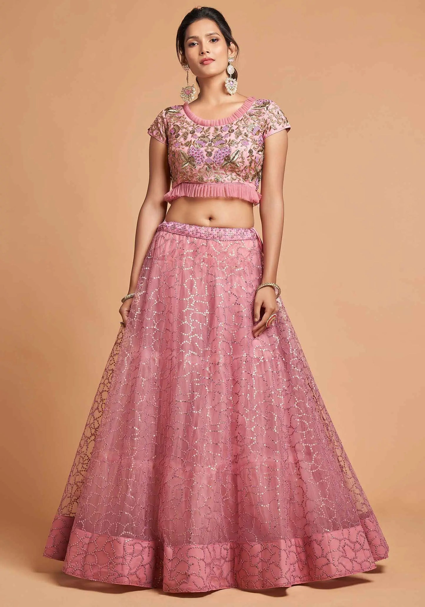 Lehenga en filet doux rose clair poudré avec broderies en zari, badla, dori et fil.