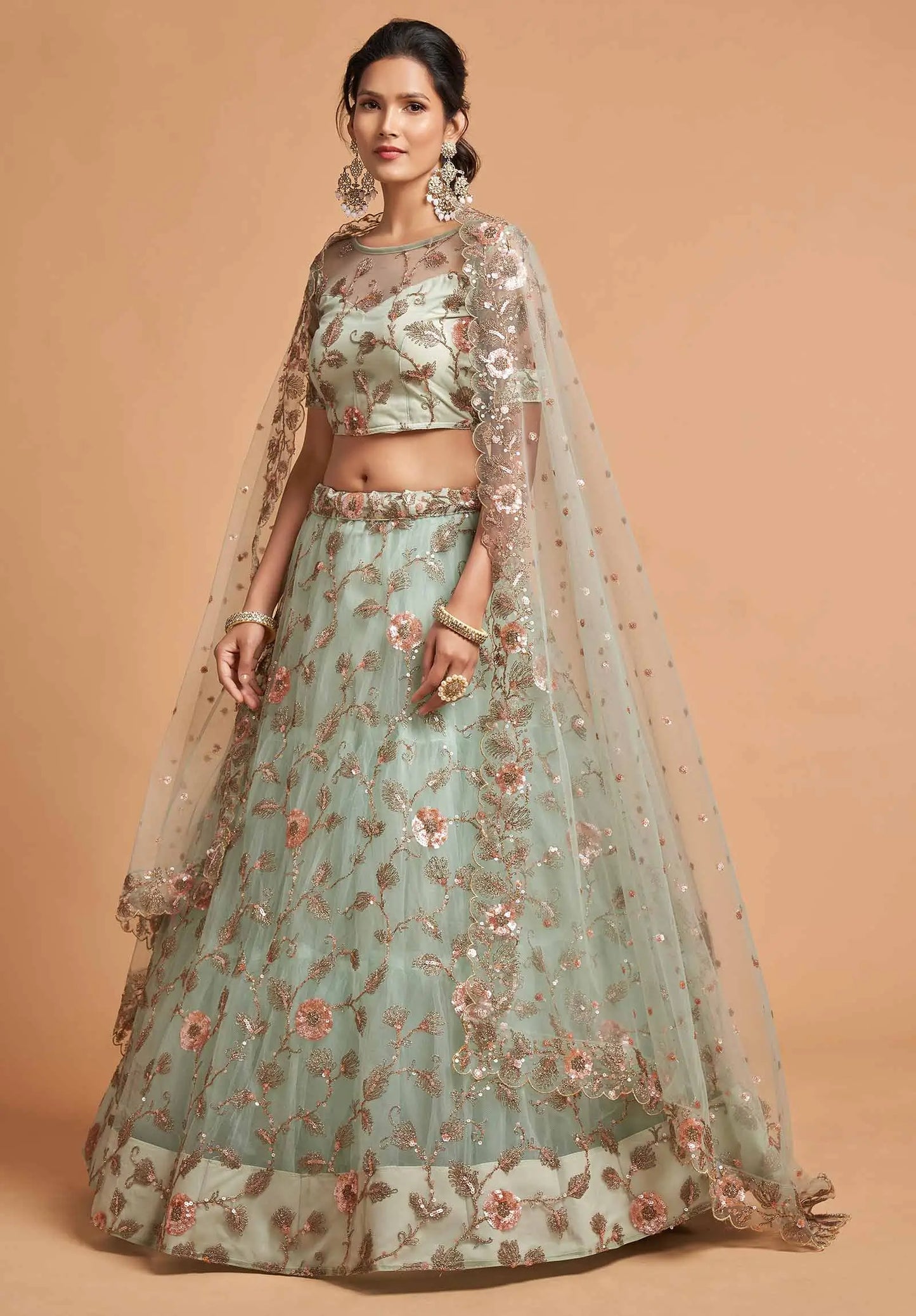 Lehenga en filet doux vert menthe avec broderies en zari, badla, dori et fil.
