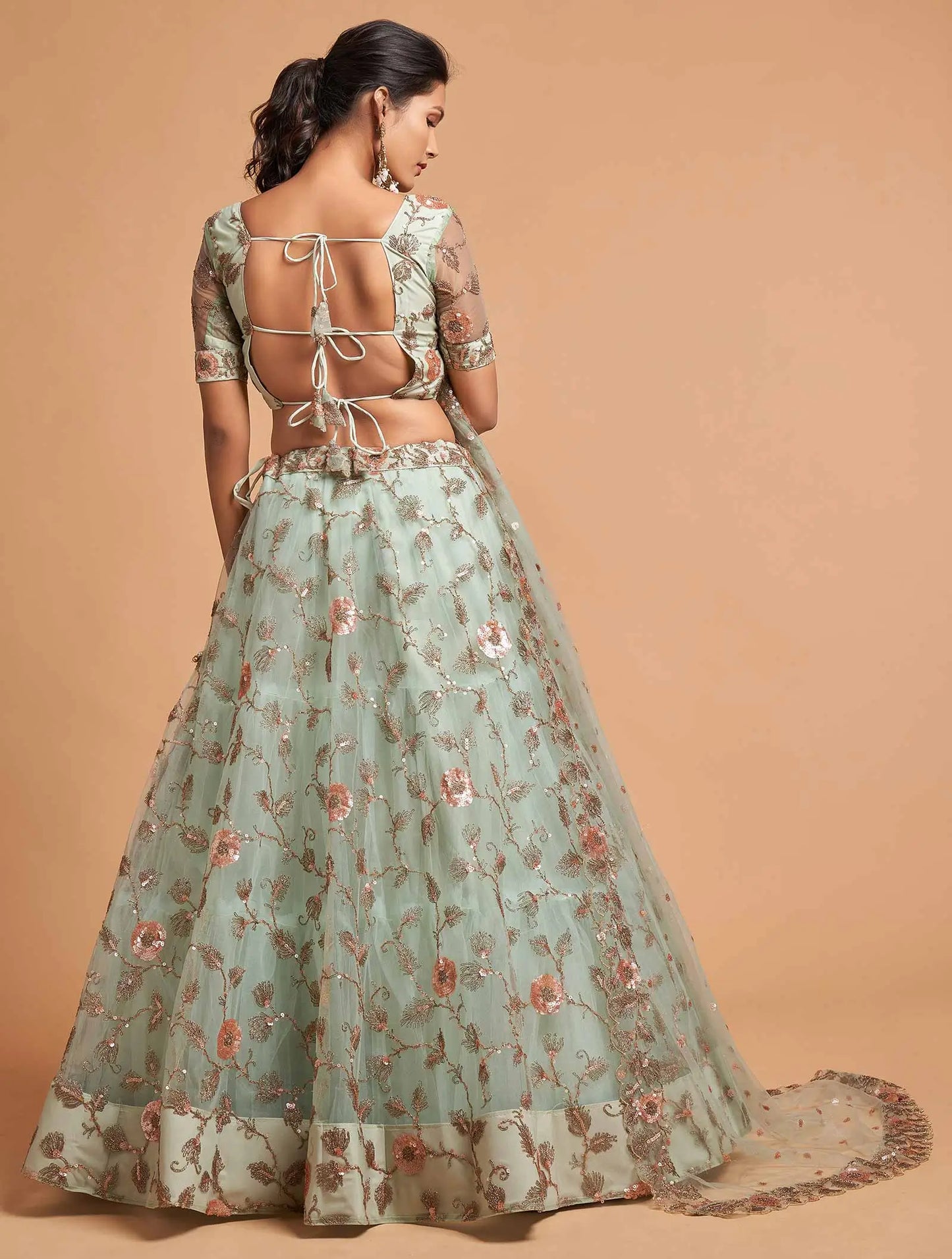 Lehenga en filet doux vert menthe avec broderies en zari, badla, dori et fil.