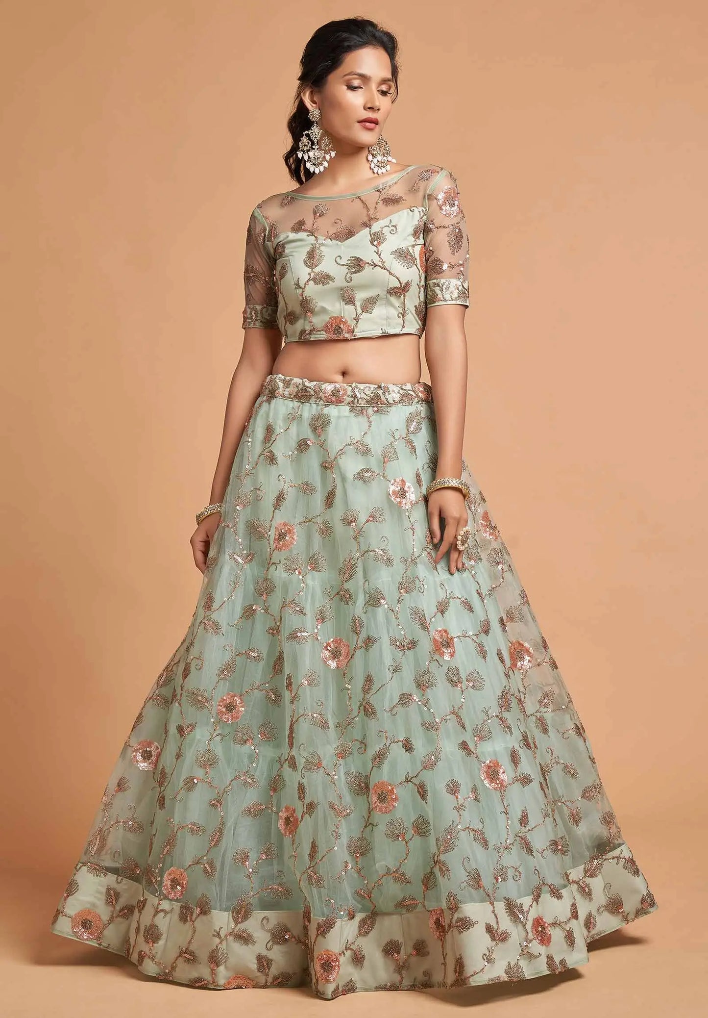 Lehenga en filet doux vert menthe avec broderies en zari, badla, dori et fil.