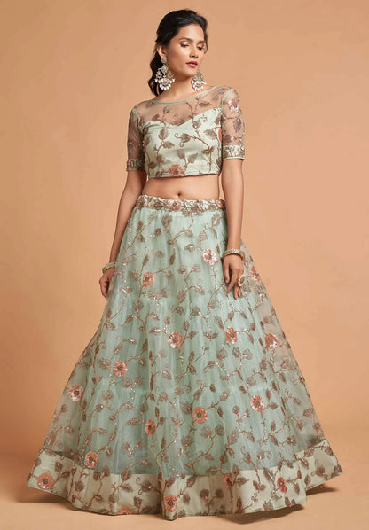 Lehenga en filet doux vert menthe avec broderies en zari, badla, dori et fil.