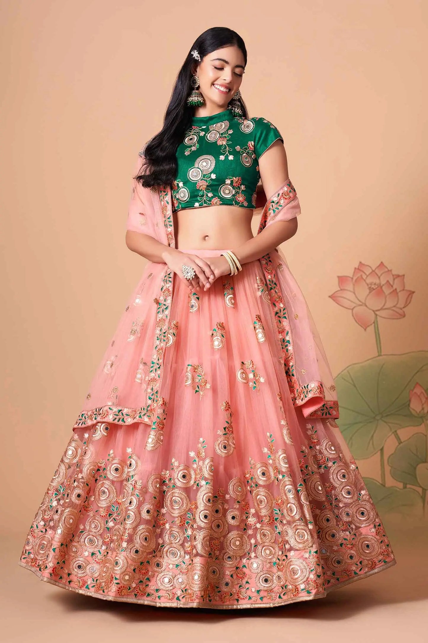 Lehenga pêche en filet doux avec broderie au fil, zari, dori et sequins avec travail de miroir