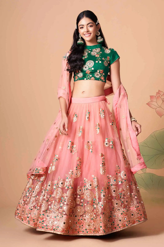 Lehenga pêche en filet doux avec broderie au fil, zari, dori et sequins avec travail de miroir