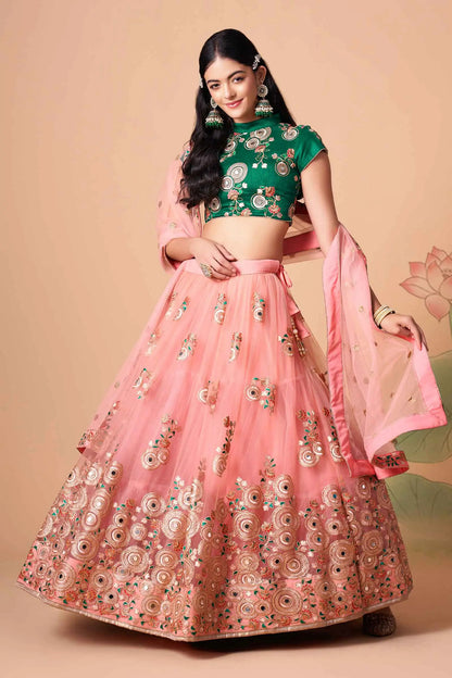 Lehenga pêche en filet doux avec broderie au fil, zari, dori et sequins avec travail de miroir