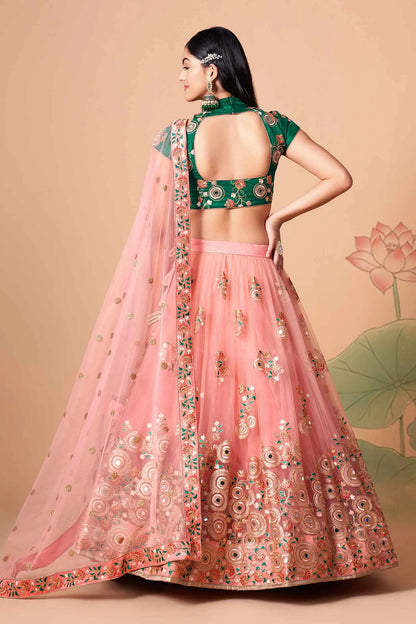 Lehenga pêche en filet doux avec broderie au fil, zari, dori et sequins avec travail de miroir