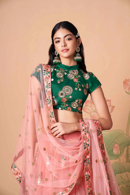 Lehenga pêche en filet doux avec broderie au fil, zari, dori et sequins avec travail de miroir