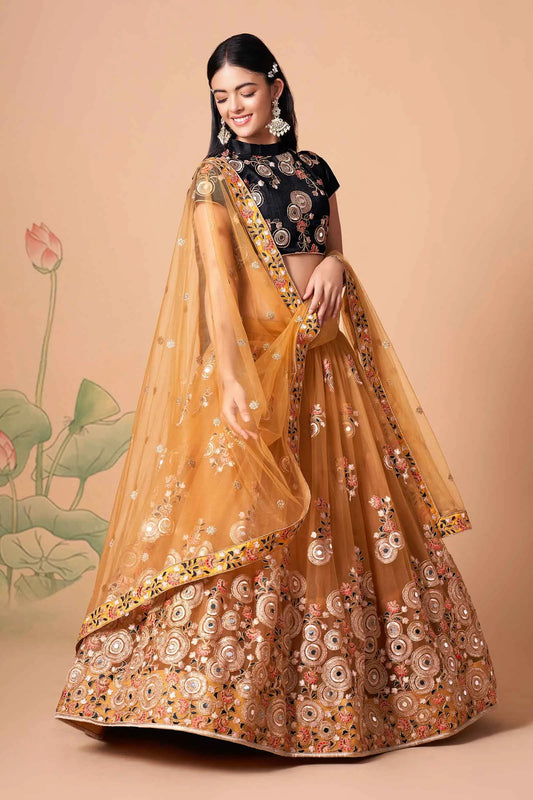 Lehenga doré en filet doux avec broderie au fil, zari, dori et sequins avec travail de miroir