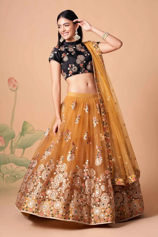 Lehenga doré en filet doux avec broderie au fil, zari, dori et sequins avec travail de miroir