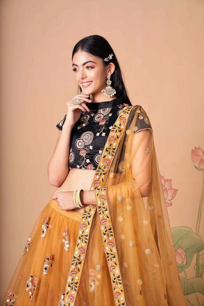 Lehenga doré en filet doux avec broderie au fil, zari, dori et sequins avec travail de miroir