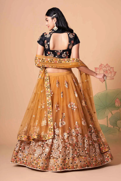 Lehenga doré en filet doux avec broderie au fil, zari, dori et sequins avec travail de miroir