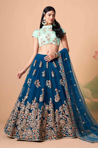Lehenga bleu colombe en filet doux avec broderie au fil, zari, dori et sequins avec travail de miroir