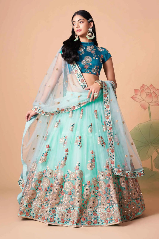 Lehenga en Filet Bleu Ciel avec Broderie en Fil, Zari, Dori et Sequins avec Travail de Miroir