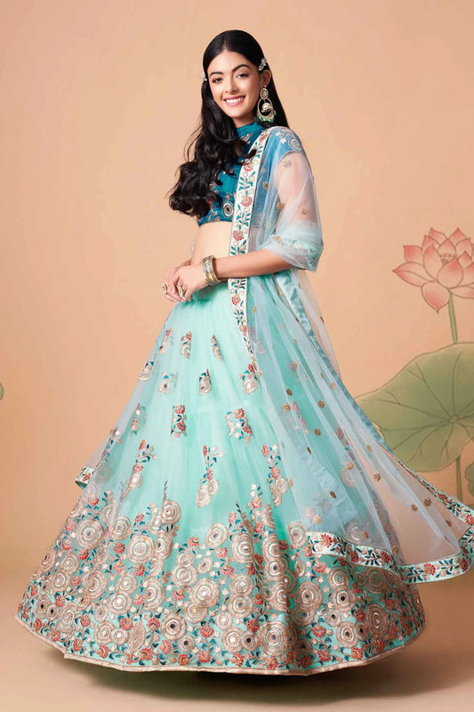 Lehenga en Filet Bleu Ciel avec Broderie en Fil, Zari, Dori et Sequins avec Travail de Miroir